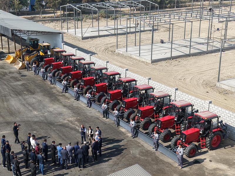 ТУРКЕСТАН: ЧЕМПИОНЫ МИРА ПРИНЯЛИ УЧАСТИЕ В СУББОТНИКЕ В ШАРДАРЕ, КОММУНАЛЬНОМУ ПРЕДПРИЯТИЮ ПЕРЕДАНО 15 ЕДИНИЦ ТЕХНИКИ