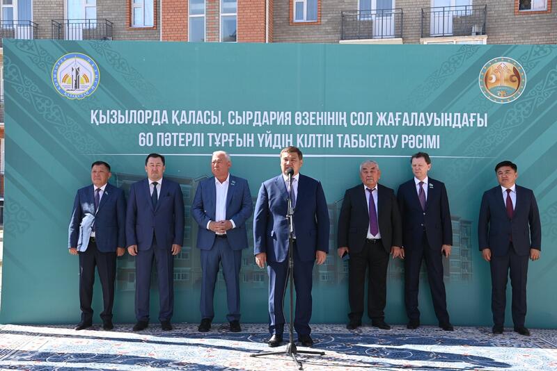 На левом берегу вручили ключи от 60-квартирного жилого дома