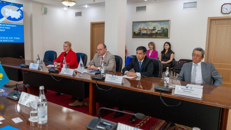 Министр юстиции РК Ерлан Сарсембаев встретился с делегацией Суда Евразийского экономического союза (ЕАЭС)