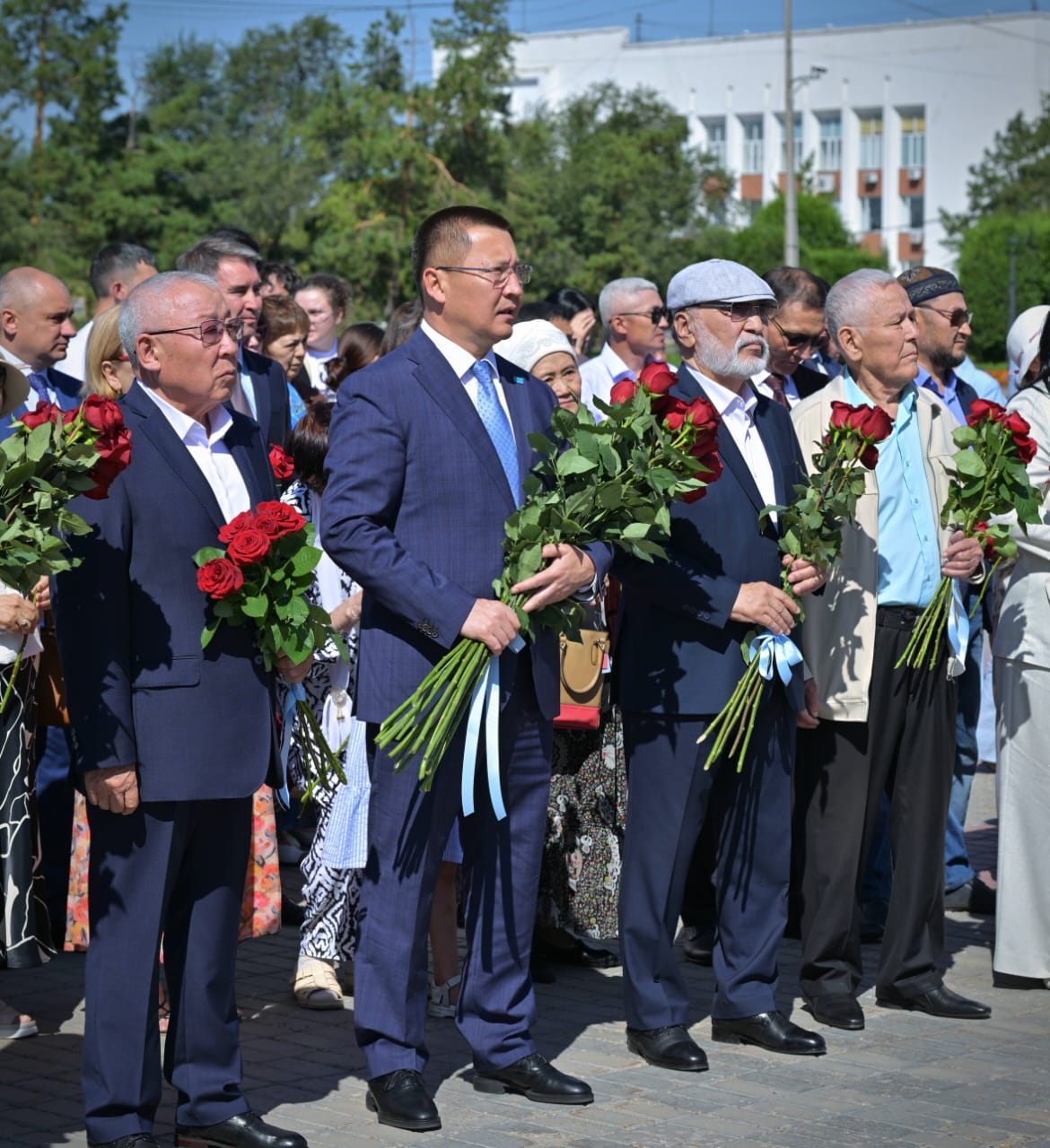 В день рождения Абая в Павлодаре возложили цветы к памятнику великому поэту