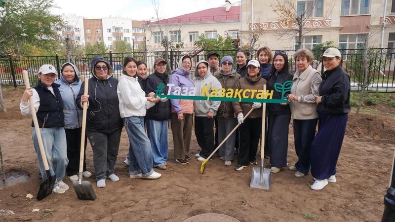 В Астане в новом благоустроенном сквере высадили 250 деревьев