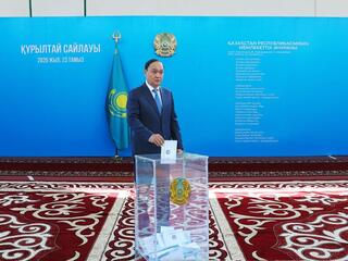 Ербол Карашукеев проголосовал на выборах в Курултай
