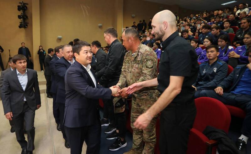 Аким Мангистауской области поздравил футболистов «Каспия» с выходом в Премьер-Лигу