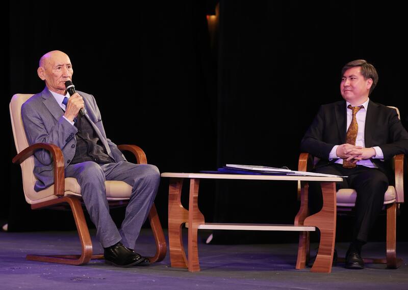 Аким Жамбылской области поздравил писателя и драматурга Елена Алимжана с 80-летием