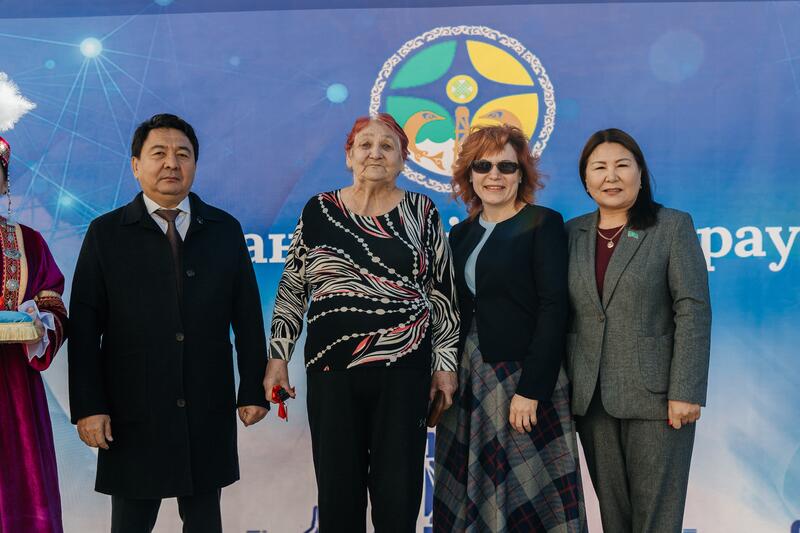 В Атырау в честь Дня города жителям аварийных домов вручили ключи от новых квартир