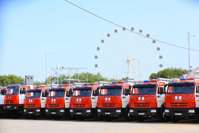 Глава МЧС вручил актюбинским спасателям спецтехнику и ключи от служебных квартир