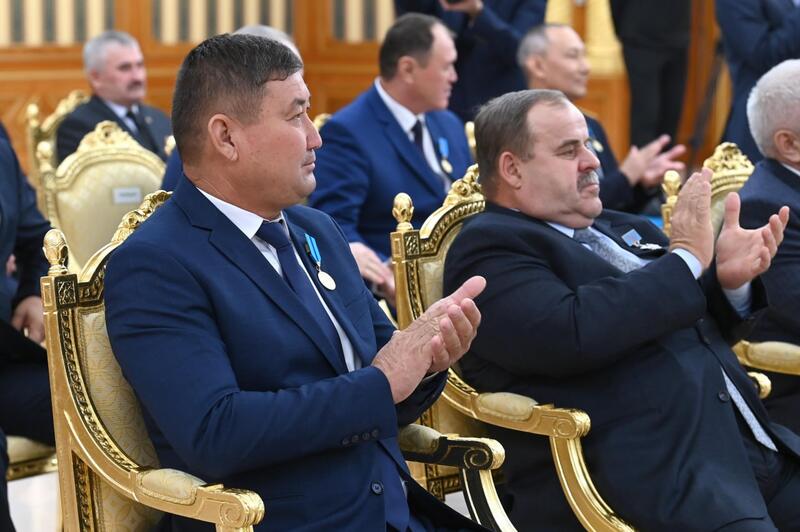 Глава государства поздравил работников нефтегазовой отрасли