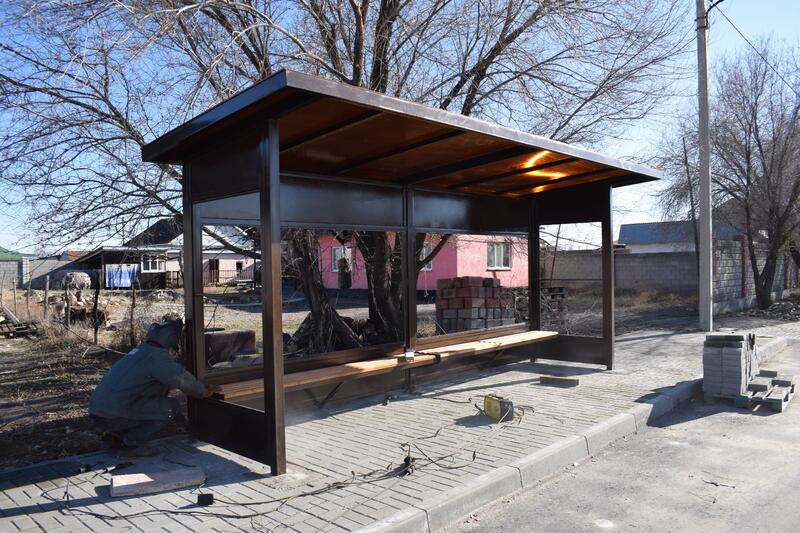 В Талдыкоргане устанавливают новые остановки в национальном стиле