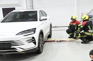 О правилах пожарной безопасности в электромобилях рассказали столичные спасатели