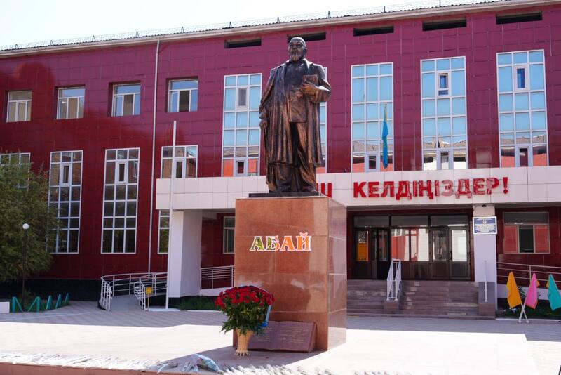 К памятнику Абая Кунанбаева возложены цветы