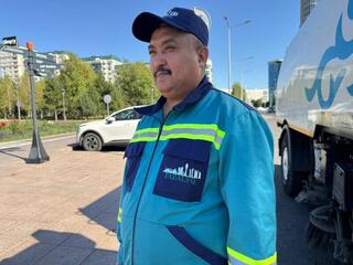 «И днем, и ночью»: водитель спецтехники рассказал о работе по очистке столичных улиц