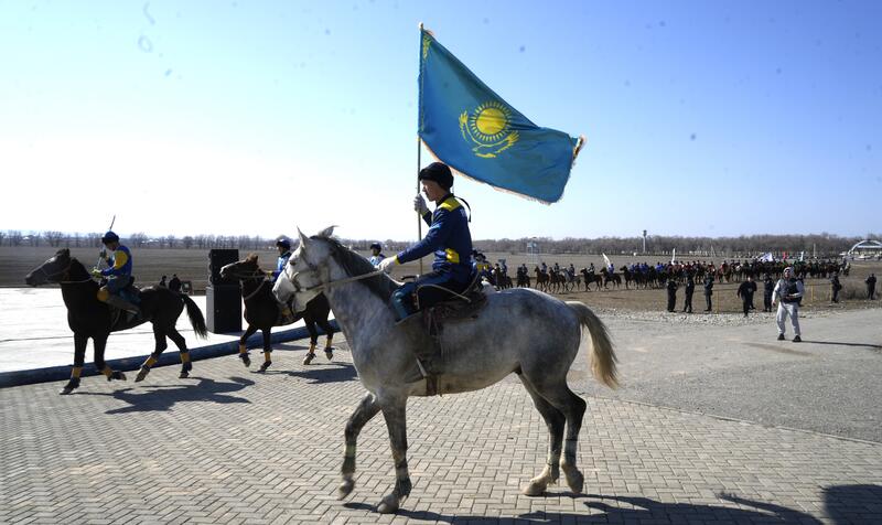 Национальный день спорта в Жетісу: дети сыграли в асыки с помощью роботов