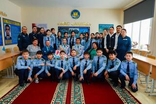 «Закон и порядок»: урок мужества для столичных школьников провели победители UAE SWAT Challenge