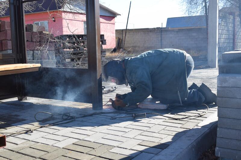 В Талдыкоргане устанавливают новые остановки в национальном стиле