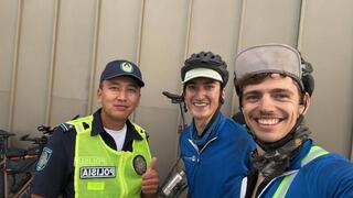 Велопутешественники из Германии поблагодарили казахстанских полицейских