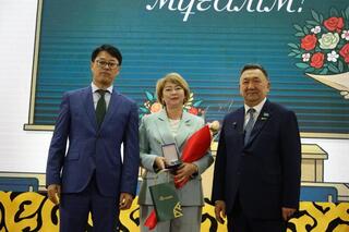 ТУРКЕСТАН: В ТОЛЕБИ ПОЧТИЛИ ПЕДАГОГОВ