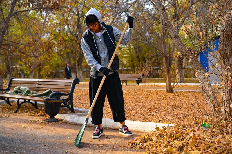 Таза Қазақстан: актюбинские экоактивисты очистили парк «Ретро»