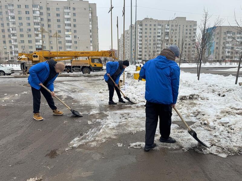 В Астане волонтеры раздали работникам коммунальных служб горячий чай и баурсаки