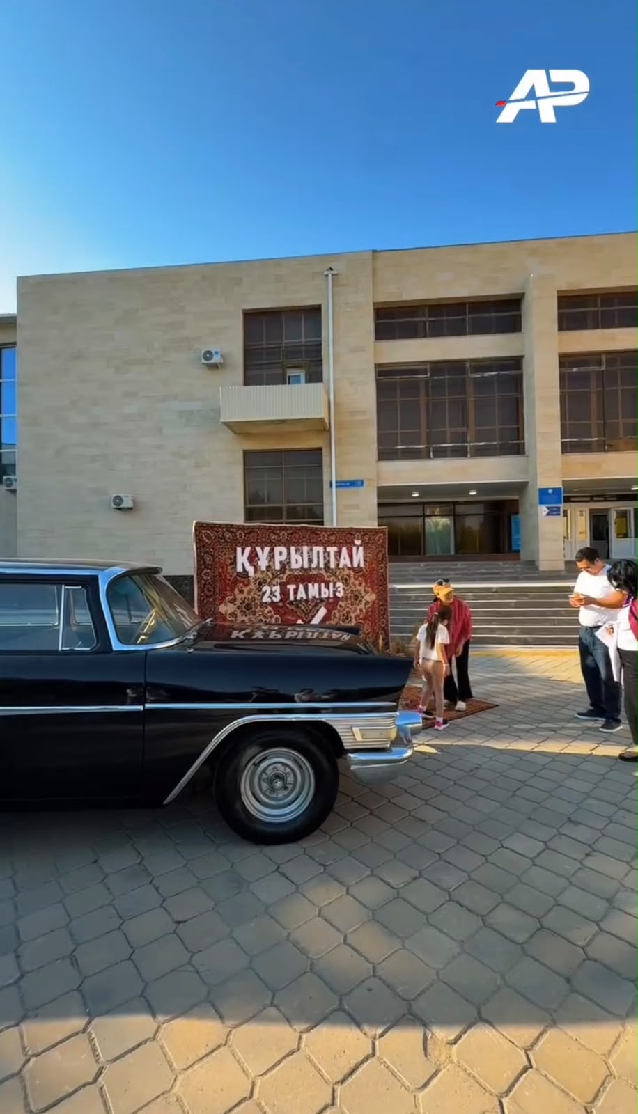 На избирательном участке №8 в Атырау организовали фотозону в стиле 90-х