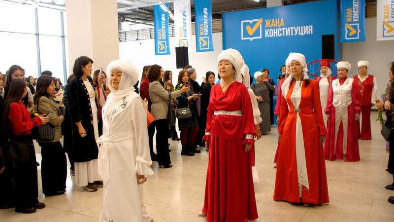 Масштабную акцию в поддержку новой Конституции накануне 8 марта провели в Астане