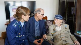102-летний ветеран Курмат Рахимов принял участие в голосовании