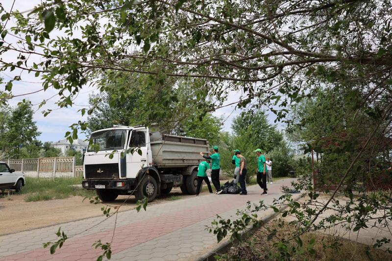 Более 130 жителей Курчатова вышли на уборку берега Иртыша в рамках экологической акции