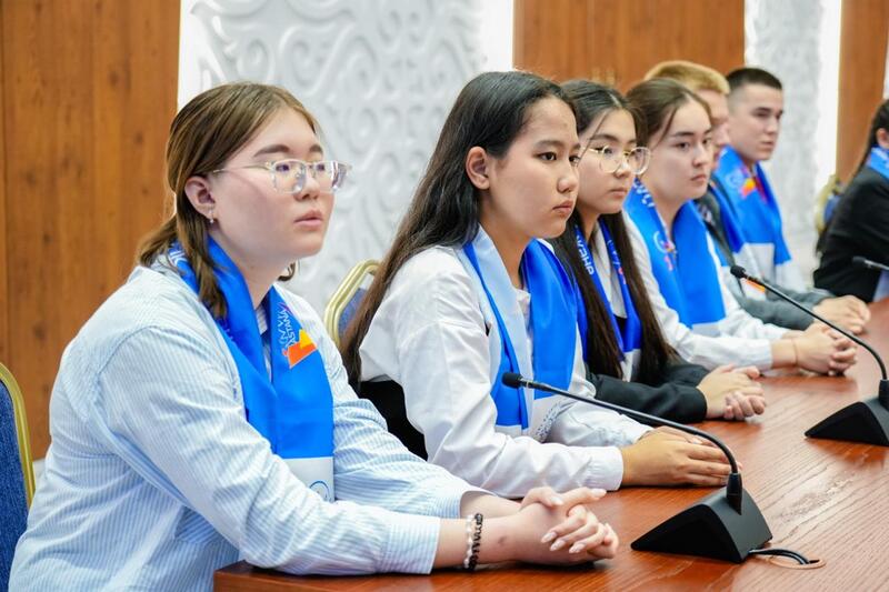 Создание безопасных пространств и развитие инфраструктуры для подростков обсудили депутаты маслихата со школьными активистами в Астане