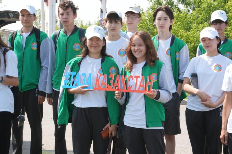 Зеленые патрули Астаны: более 100 бойцов провели экоуборку