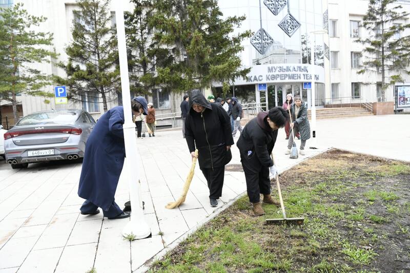 «Таза Қазақстан – наш общий дом»: деятели искусств Астаны провели субботник