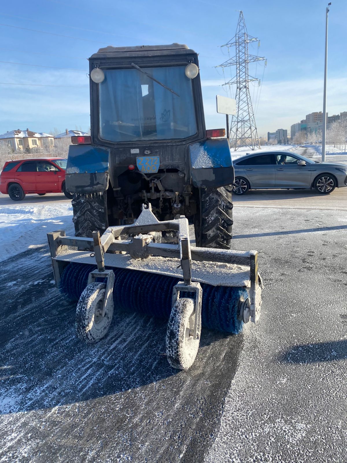 Более 1 100 единиц спецтехники вывели на уборку снега в Астане