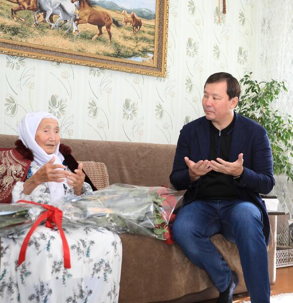 Аким Актюбинской области поздравил 110-летнюю долгожительницу