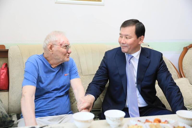 Глава региона поздравил ветерана МВД и прославленного тренера с праздником и знаменательной датой