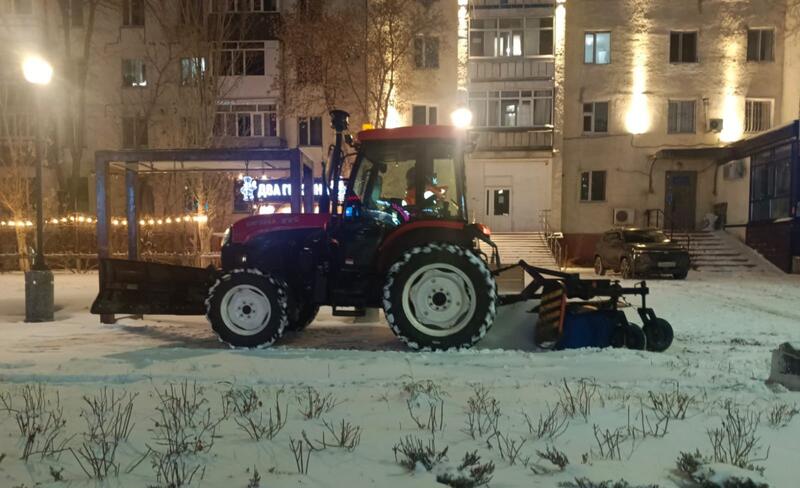 Более 1200 единиц спецтехники задействуют в снегоуборочных работах ночью в Астане