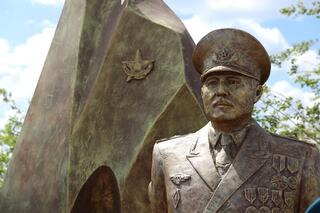 В Астане открыли памятник экс-заместителю министра обороны Бакыту Курманбаеву