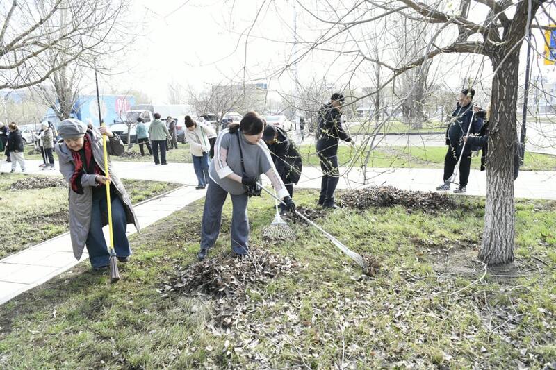 «Таза Қазақстан»: около 200 сотрудников цирка вышли на субботник в Астане