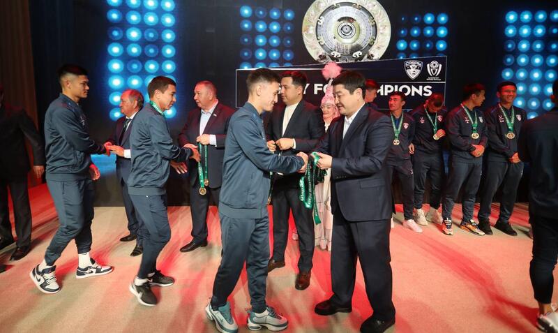 Аким Мангистауской области поздравил футболистов «Каспия» с выходом в Премьер-Лигу