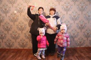 День милосердия: в Сарысуском районе многодетной матери вручили ключи от квартиры