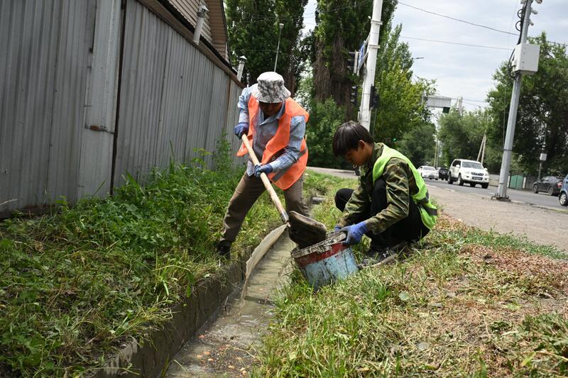 В Талдыкоргане продолжаются работы по очистке и модернизации арычной сети