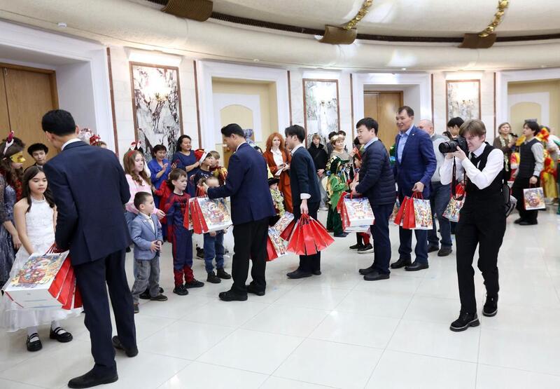 В Алматы новогодняя ёлка подарила праздник 400 воспитанникам соцучреждений