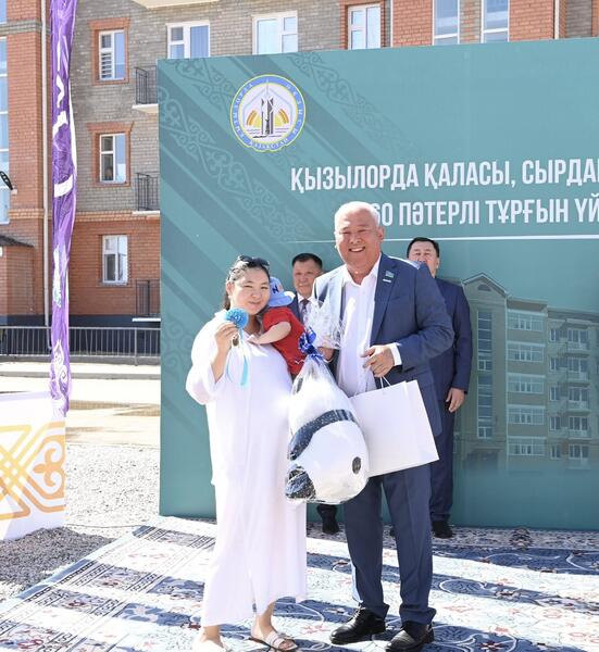 На левом берегу вручили ключи от 60-квартирного жилого дома