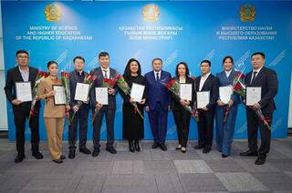 ИСПОЛНЕНИЕ ПОРУЧЕНИЯ ПРЕЗИДЕНТА: В АСТАНЕ МОЛОДЫМ УЧЕНЫМ ВРУЧИЛИ СЕРТИФИКАТЫ НА КВАРТИРЫ