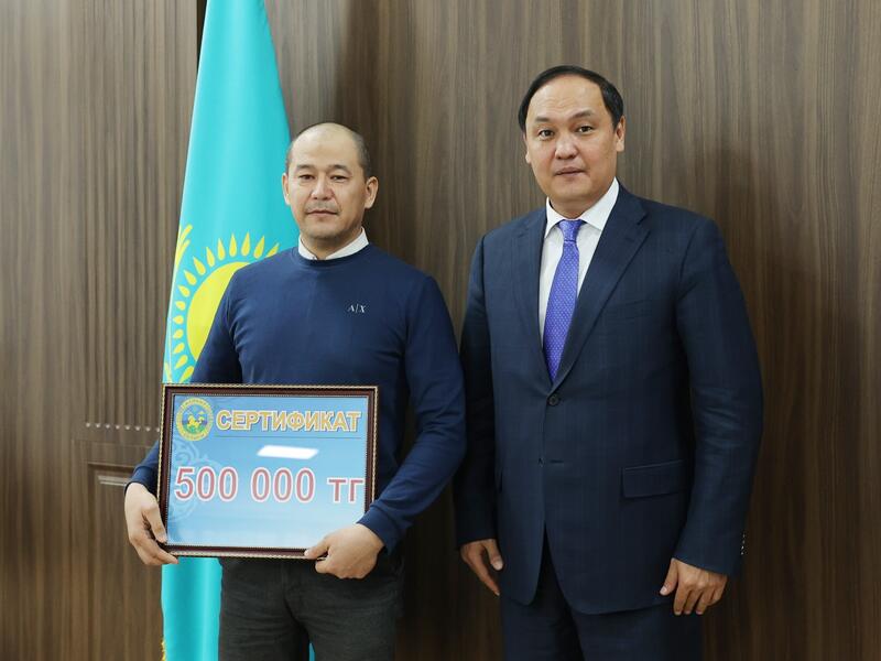 Ербол Карашукеев наградил жителя Тараза, спасшего 13-летнюю девочку