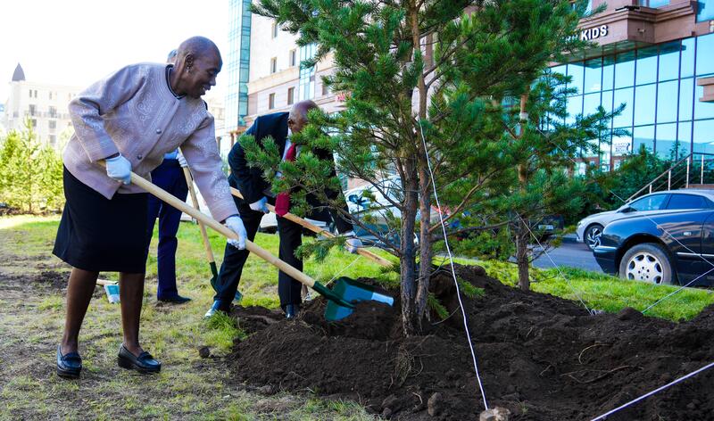 В Астане судьи конституционных судов зарубежных стран высадили деревья