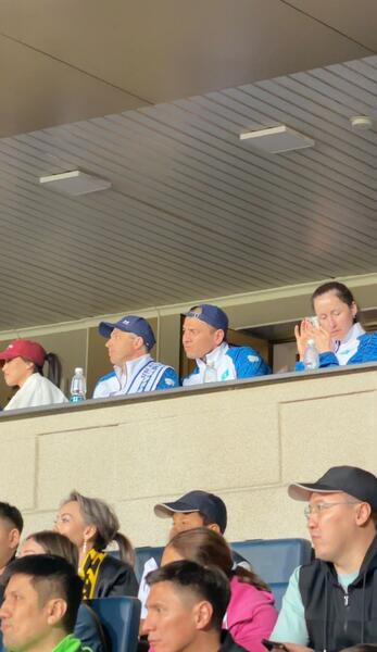 Паралимпийцы — участники зимних Игр стали почётными гостями матча в Алматы