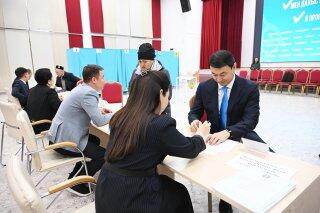 Аким Алматы Дархан Сатыбалды принял участие в голосовании на республиканском референдуме