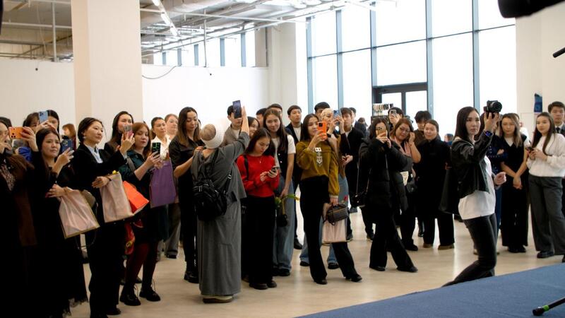 Масштабную акцию в поддержку новой Конституции накануне 8 марта провели в Астане