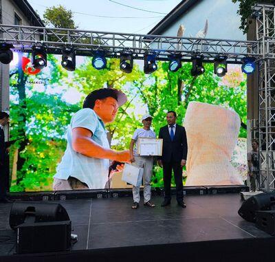 Трёхметровую скульптуру взбивающей кумыс женщины сделали мастера Карагандинской области на международном фестивале