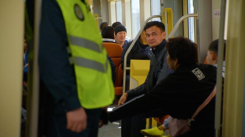 В Астане выпускники школ спели песню «Ақ бантик» в LRT