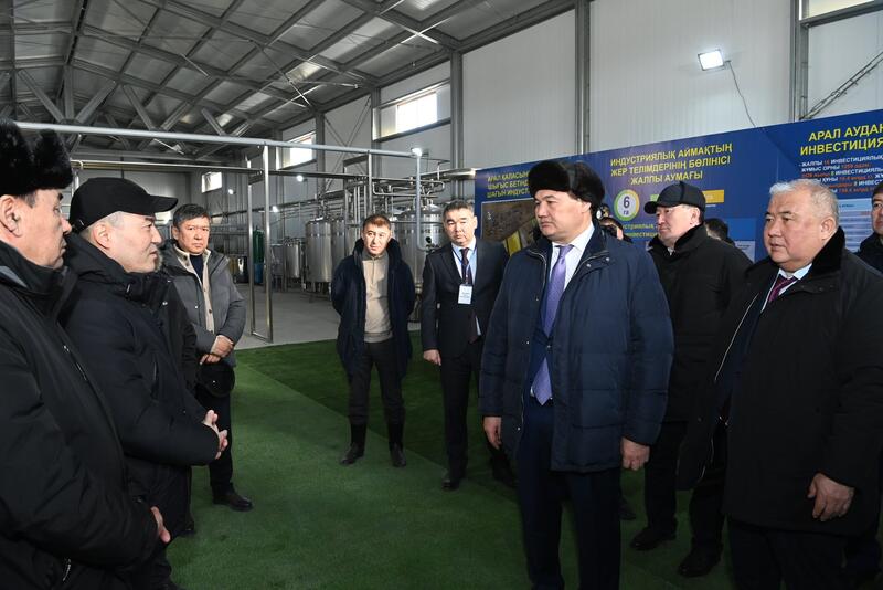 Глава региона проверил строительство завода по производству сухого порошка из верблюжьего молока