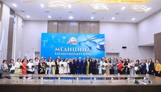 В Актобе ко Дню медицинского работника наградили лучших представителей отрасли